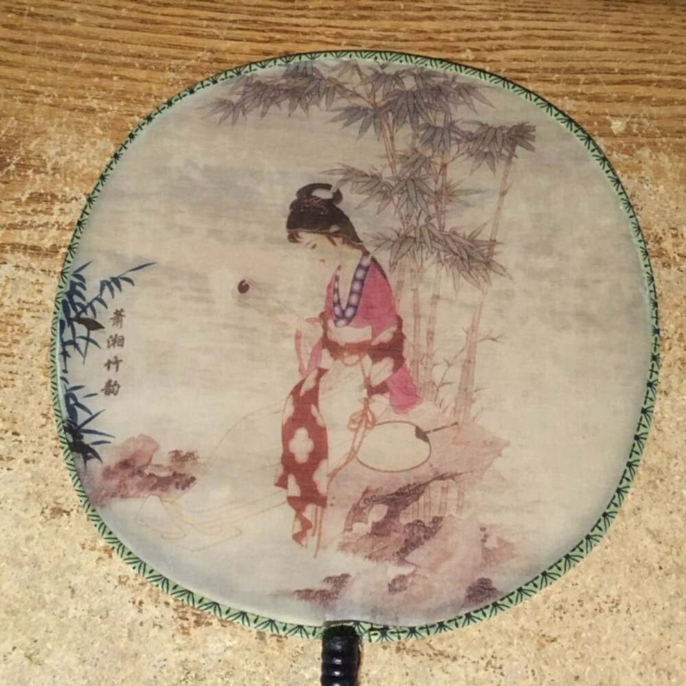 SILK ORIENTAL FAN ROUND GIRL SITTING BY TREES - Picture 3 of 9